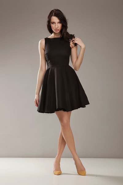 Классическое короткое черное платье